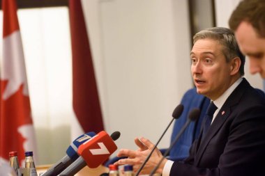 RIGA, LATVIA. 02.03.2020. Francois-Philippe Champagne (bu fotoğrafta), Kanada Dışişleri Bakanı ve Letonya Dışişleri Bakanı Edgars Rinkevic, basın toplantısında.