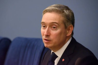 RIGA, LATVIA. 02.03.2020. Francois-Philippe Champagne (bu fotoğrafta), Kanada Dışişleri Bakanı ve Letonya Dışişleri Bakanı Edgars Rinkevic, basın toplantısında.