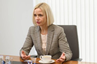 Riga, Letonya. 6 Mart 2020. Swedbank 'in yeni başkanı ve CEO' su Jens Henriksson, Letonya Mali ve Sermaye Piyasası Komisyonu Başkanı Santa Purgaile ile bir araya geldi..