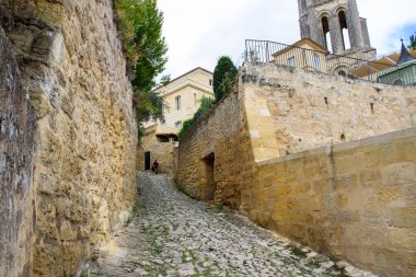 Saint-milion, Fransa. 5 Eylül 2017. Saint-Milyon Köyü, Unesco Dünya Mirası Bölgesi. Büyüleyici Roma kiliseleri ve harabeleri dik ve dar sokaklar boyunca uzanıyor..