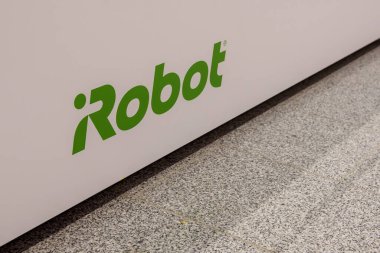 Riga, Letonya. 4 Nisan 2019. Akropole alışveriş merkezinde irobot logosu. irobot Corporation bir Amerikan ileri teknoloji şirketidir..