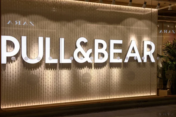 Riga Latvia Abril 2019 Logo Tienda Compañía Pull Bear Centro — Foto de Stock