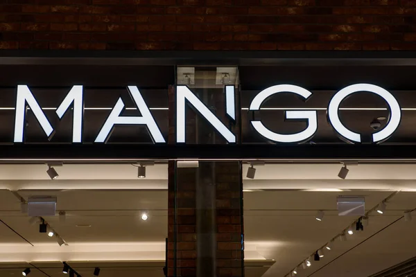 Riga Letonya Nisan 2019 Akropole Alışveriş Merkezindeki Mango Şirketinin Logosu — Stok fotoğraf