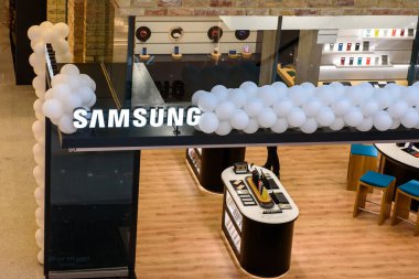Riga, Letonya. 22 Ocak 2020. Akropole alışveriş merkezindeki Samsung şirketinin logosu. Samsung, Güney Kore 'nin çok uluslu holdingidir..