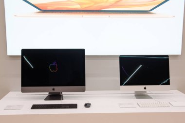 Riga, Letonya. 22 Ocak 2020. Akropole alışveriş merkezindeki Istyle mağazasında resim bilgisayarları. Imac, Apple Inc. tarafından tasarlanan ve üretilen Macintosh masaüstü bilgisayarlarından oluşan bir ailedir..
