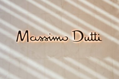 Riga, Letonya. 4 Nisan 2019 Massimo Dutti, Akropole alışveriş merkezinin logosu. Massimo Dutti, Inditex grubunun bir parçası olan İspanyol giyim imalat şirketidir..