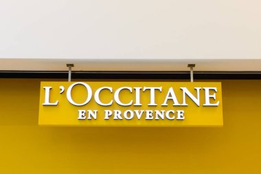 Riga, Letonya. 4 Nisan 2019 L 'Occitane En Provence logosu Akropole alışveriş merkezinde. L 'Occitane, Manosque, Fransa merkezli uluslararası bir vücut, yüz, koku ve ev ürünleri perakendecisi.