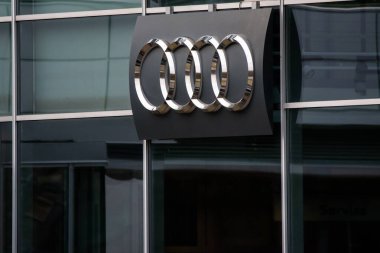 RIGA, LATVIA. 17 Mart 2020. Riga 'daki Audi Center yakınlarındaki AUDI şirketinin logosu. Audi bir Alman otomobil üreticisi..