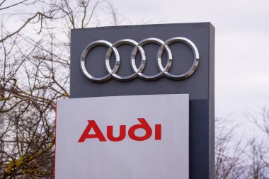 RIGA, LATVIA. 17 Mart 2020. Riga 'daki Audi Center yakınlarındaki AUDI şirketinin logosu. Audi bir Alman otomobil üreticisi..