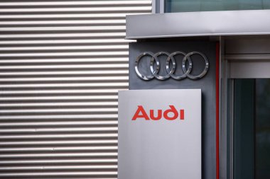 RIGA, LATVIA. 17 Mart 2020. Riga 'daki Audi Center yakınlarındaki AUDI şirketinin logosu. Audi bir Alman otomobil üreticisi..