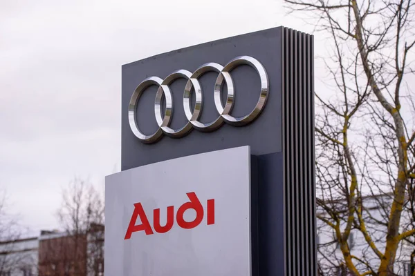 RIGA, LATVIA. 17 Mart 2020. Riga 'daki Audi Center yakınlarındaki AUDI şirketinin logosu. Audi bir Alman otomobil üreticisi..