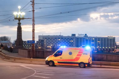 RIGA, LATVIA. 5 Mart 2020. Riga City 'de yanıp sönen ışıklarla ambulans şoförleri.