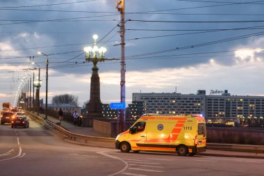 RIGA, LATVIA. 5 Mart 2020. Riga City 'de yanıp sönen ışıklarla ambulans şoförleri.