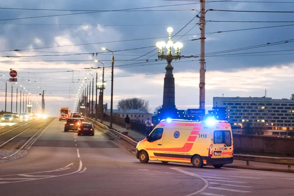 Riga Lettland März 2020 Rettungswagen Fährt Mit Eingeschaltetem Blaulicht Durch — Stockfoto