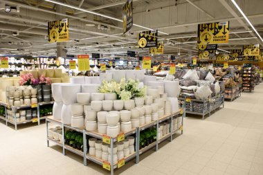 RIGA, LATVIA. 4 Nisan 2019. Ev ve bahçe ürünleri için satış. Akropole mağaza merkezinde Maxima süpermarketi.