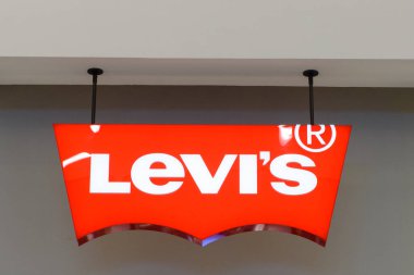 RIGA, LATVIA. 4 Nisan 2019. Levi 'nin dükkandaki logosu. Levi Strauss & Co, Levi marka kot pantolonlarıyla dünya çapında tanınan bir Amerikan giyim şirketidir. Akropole alışveriş merkezi.