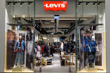 RIGA, LATVIA. 4 Nisan 2019. Levi 'nin dükkandaki logosu. Levi Strauss & Co, Levi marka kot pantolonlarıyla dünya çapında tanınan bir Amerikan giyim şirketidir. Akropole alışveriş merkezi.