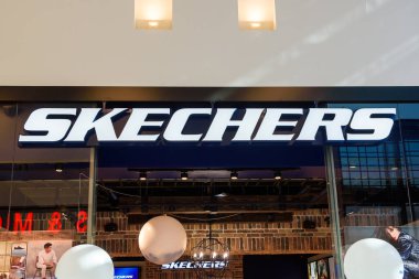 RIGA, LATVIA. 4 Nisan 2019. Skechers şirketinin logosu mağazada. Skechers USA, bir Amerikan yaşam tarzı ve performans ayakkabıları şirketidir..