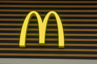 RIGA, LATVIA. 4 Nisan 2019. McDonalds 'ın fast food önleyici açılışı, Akropole alışveriş merkezi açılışında.