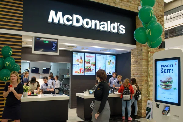 Riga Latvia Abril 2019 Mcdonalds Apertura Restraurant Comida Rápida Durante —  Fotos de Stock