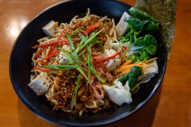 RIGA, LATVIA. 28 Nisan 2019. Ramen yemeği. Tofulu ve sebzeli erişte..