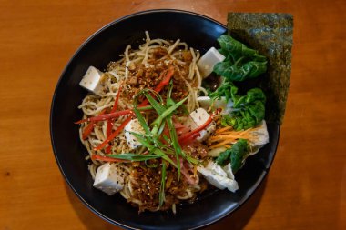 RIGA, LATVIA. 28 Nisan 2019. Ramen yemeği. Tofulu ve sebzeli erişte..