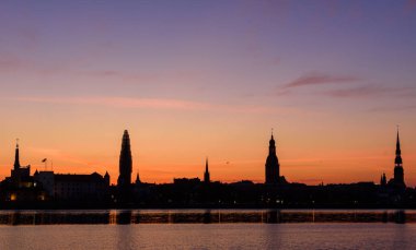 RIGA, LATVIA. 7 Nisan 2020. Riga şehrinin güzel siluetleri, gün doğumunda.