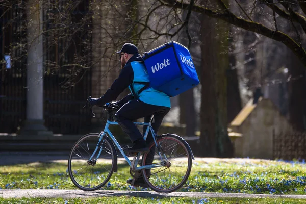 2020 포커스 회사의 직원은 시에서 자전거를 다닌다 Wolt 폼으로 알려진 — 스톡 사진