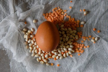 Paskalya yumurtası boyama işlemi. Doğal malzemeler kullanarak - soğan kabuğu.