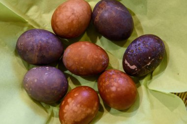 Paskalya yumurtası boyama işlemi. Doğal malzemeler kullanarak - soğan kabuğu.