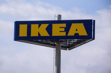 RIGA, LATVIA. 10 Nisan 2020. IKEA mağaza logosu. IKEA (Ingvar Kamprad Elmtaryd Agunnaryd), İsveçli uluslararası şirket. Şirket artık dünyanın en büyük mobilya perakendecisi.