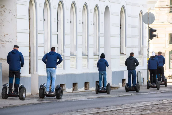 Рига Латвия Мая 2019 Года Туристы Едут Сигвеем Улице Риге — стоковое фото