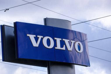 RIGA, LATVIA. 29 Nisan 2020. Riga 'daki Volvo Kamyon Merkezi binasının VOLVO şirket logosu. VOLVO, İsveçli çok uluslu bir üretim şirketidir..