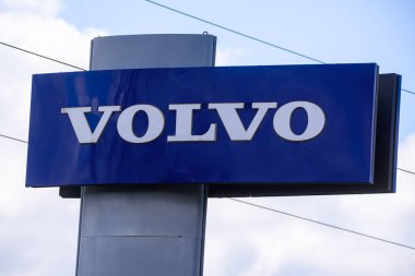 RIGA, LATVIA. 29 Nisan 2020. Riga 'daki Volvo Kamyon Merkezi binasının VOLVO şirket logosu. VOLVO, İsveçli çok uluslu bir üretim şirketidir..