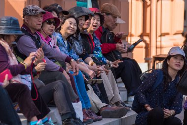 RIGA, LATVIA. 11 Mayıs 2018. Seçici odak fotoğrafı. Riga Eski Kentinde Asyalı turistler.