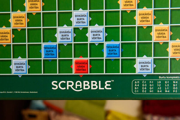 Рига, Латвия. 3 мая 2020 года. COVID name on Scrabble board game. Scrabble - это игра слов, в которой два-четыре игрока набирают очки, кладя плитку
.