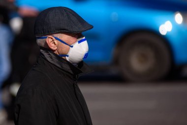 RIGA, LATVIA. 7 Mayıs 2020. Yüz koruyucu maske takan yolcular Riga Uluslararası Havaalanına vardılar..