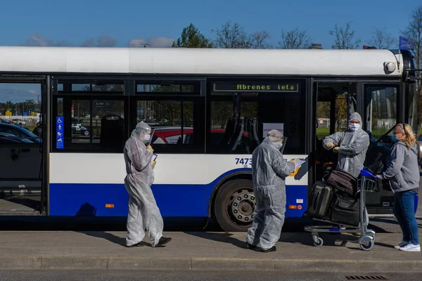 Riga Latvia Mayıs 2020 Koruyucu Kostümler Giyen Otobüs Çalışanları Riga — Stok fotoğraf