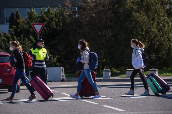 Riga Latvia Mayo 2020 Pasajeros Con Máscara Protección Facial Llegan — Foto de Stock