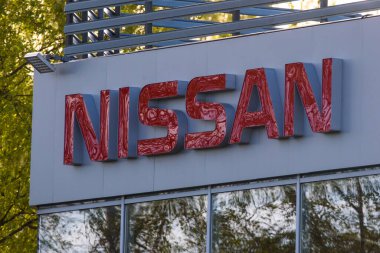RIGA, LATVIA. 7 Mayıs 2020. Otomobil merkez binasında NISSAN şirket logosu. Nissan Motor Corporation, merkezi Japonya 'nın Yokohama şehrinde bulunan çok uluslu bir Japon otomobil üreticisi..