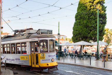LİSBON, PORTUGAL. 30 Mayıs 2017. Lizbon caddesindeki tramvay.
