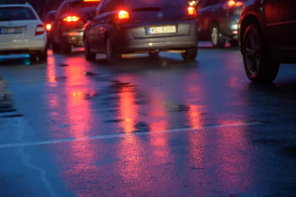 2020 포커스 도로에 반사되는 신호등 — 스톡 사진