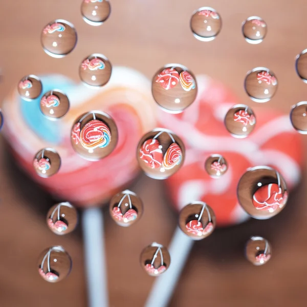 Caramella immagine a forma di cuore in gocce d'acqua — Foto Stock