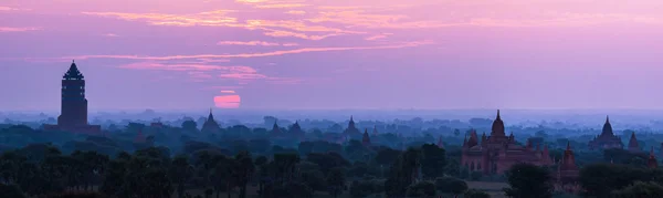 Východ slunce chrámy Bagan, Myanmar — Stock fotografie