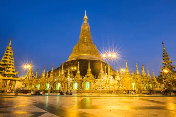 Shwedagon Pagoda javítás minden öt évben — Stock Fotó