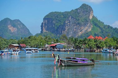 Krabi, Tayland, 12 Ocak 2015: geleneksel Tay longtail tekne 