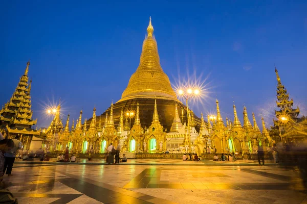 Shwedagon Pagoda reparación cada cinco años — Foto de Stock
