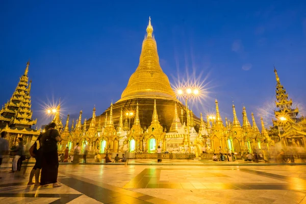 Réparation de la pagode Shwedagon tous les cinq ans — Photo