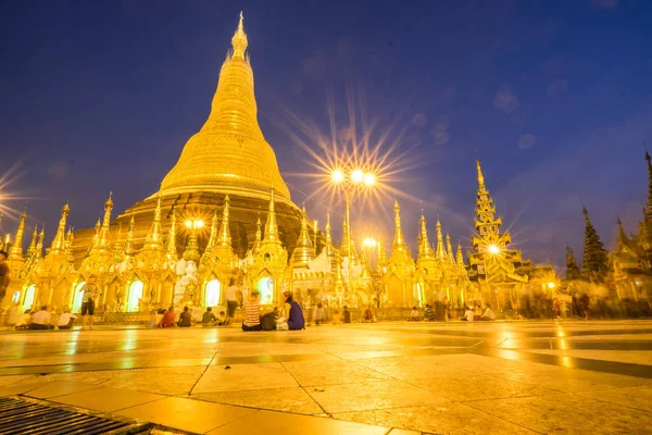 Shwedagon Pagoda reparação a cada cinco anos — Fotografia de Stock