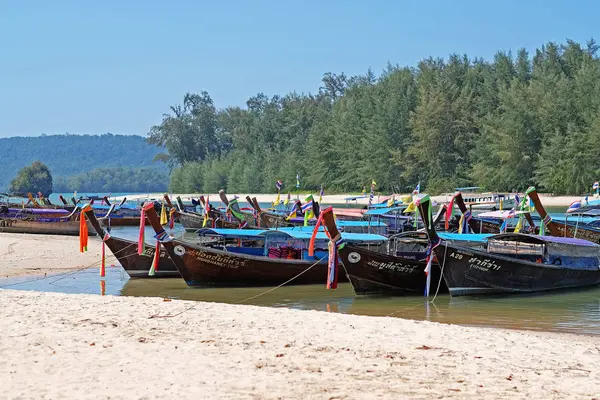 Krabi, Tailandia, 12 ene 2015: Barco tradicional tailandés de cola larga — Foto de Stock